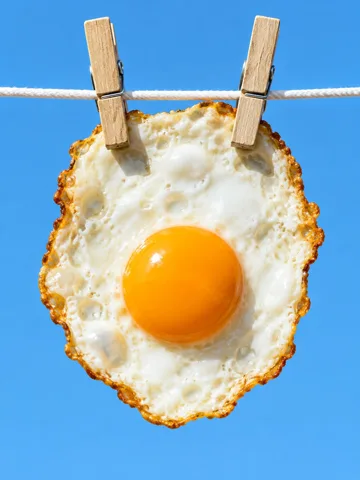 超现实煎蛋晾衣绳静物摄影 AI 绘画提示词