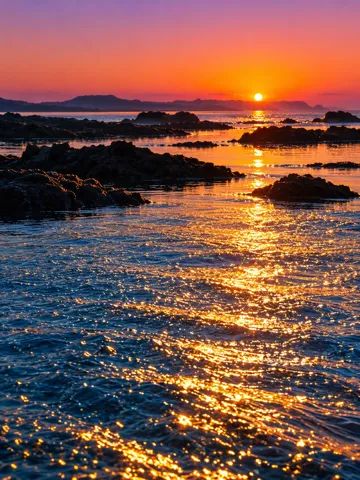 日落浅滩海景AI绘画提示词金色碎光与礁石剪影